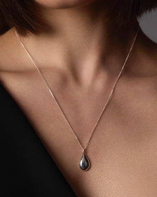 Raindrop necklace with diamond