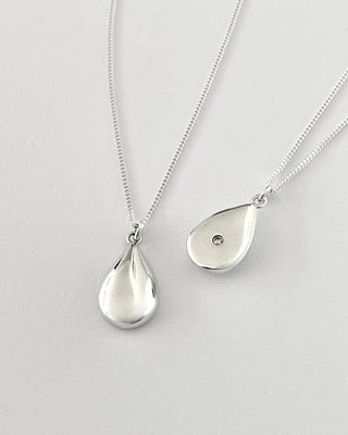 Solid gold raindrop pendant diamond