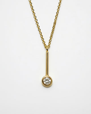 A white sapphire necklace in solid gold.